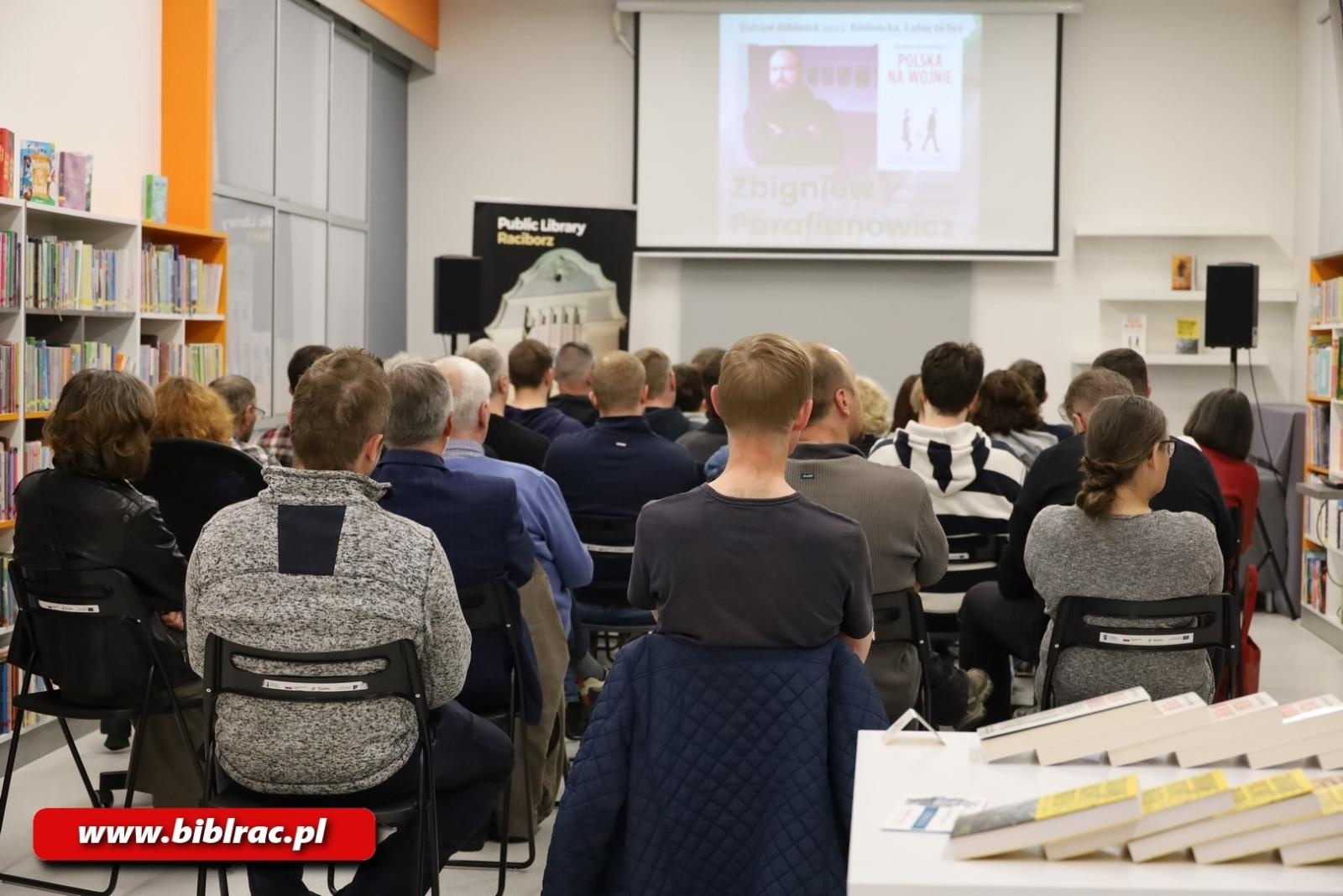 Zdjęcie w galerii na portalu naszraciborz.pl: Wojna za zamkniętymi drzwiami, czyli Zbigniew Parafianowicz w raciborskiej bibliotece wiadomości z regionu