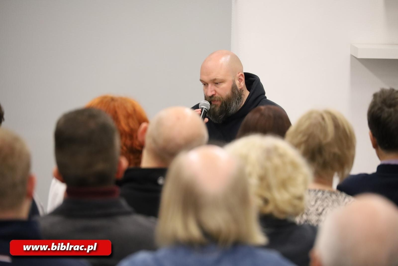 Zdjęcie w galerii na portalu naszraciborz.pl: Wojna za zamkniętymi drzwiami, czyli Zbigniew Parafianowicz w raciborskiej bibliotece wiadomości z regionu