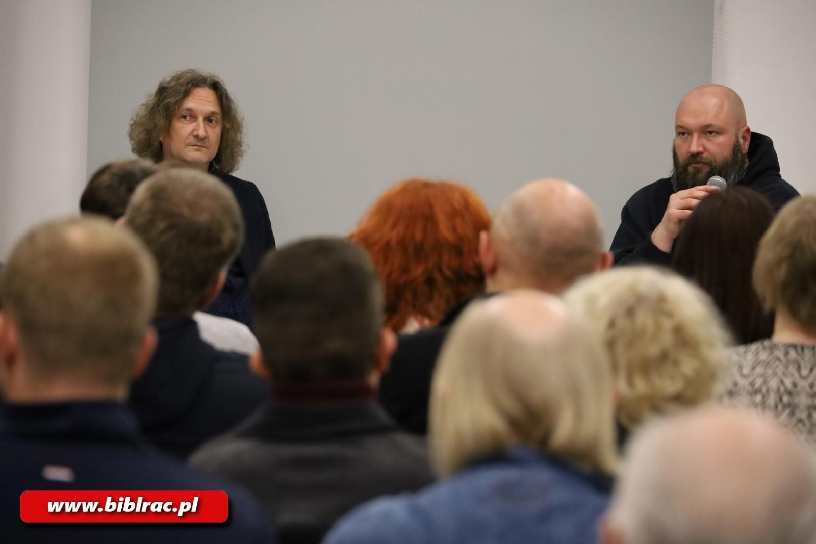 Zdjęcie w galerii na portalu naszraciborz.pl: Wojna za zamkniętymi drzwiami, czyli Zbigniew Parafianowicz w raciborskiej bibliotece wiadomości z regionu