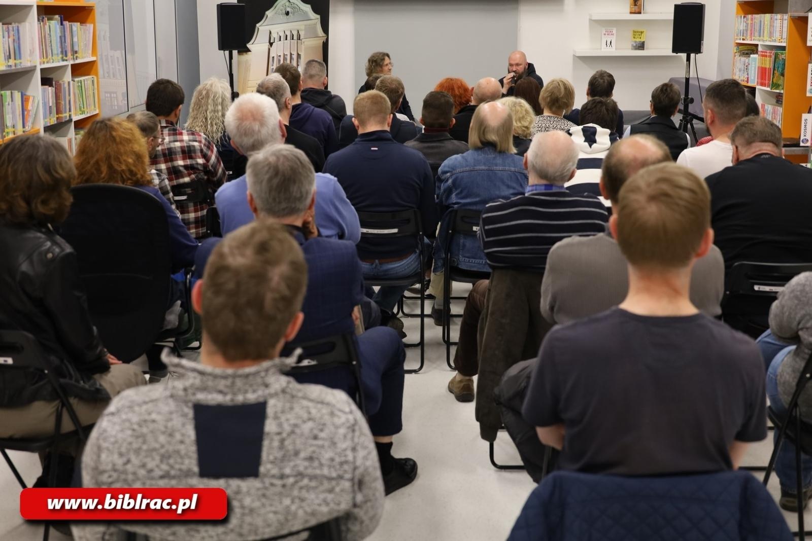 Zdjęcie w galerii na portalu naszraciborz.pl: Wojna za zamkniętymi drzwiami, czyli Zbigniew Parafianowicz w raciborskiej bibliotece wiadomości z regionu