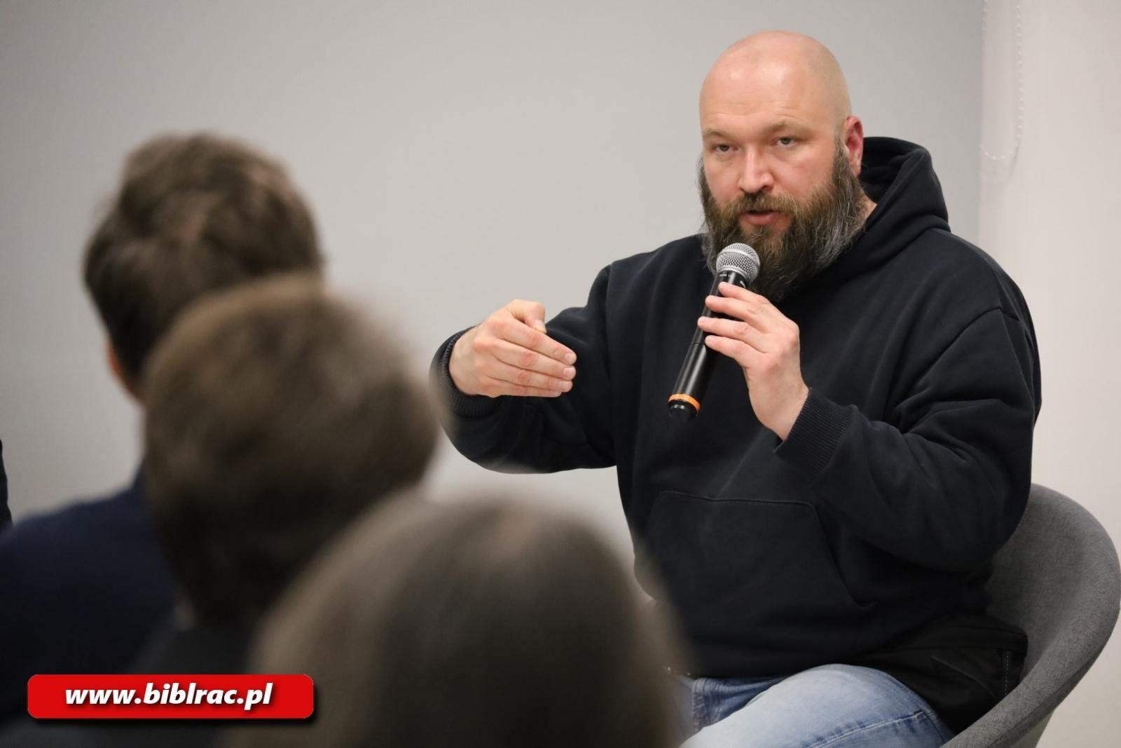 Zdjęcie w galerii na portalu naszraciborz.pl: Wojna za zamkniętymi drzwiami, czyli Zbigniew Parafianowicz w raciborskiej bibliotece wiadomości z regionu