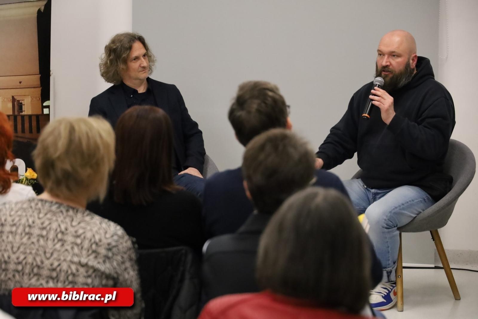Zdjęcie w galerii na portalu naszraciborz.pl: Wojna za zamkniętymi drzwiami, czyli Zbigniew Parafianowicz w raciborskiej bibliotece wiadomości z regionu
