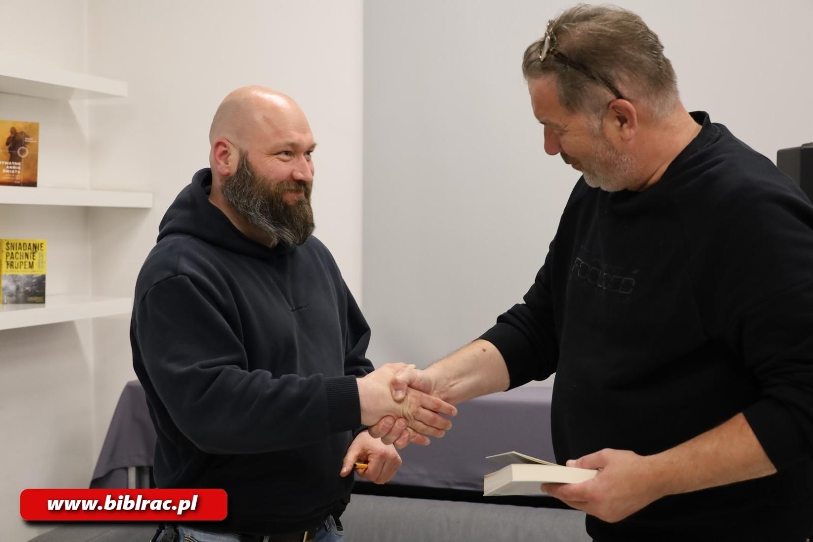 Zdjęcie w galerii na portalu naszraciborz.pl: Wojna za zamkniętymi drzwiami, czyli Zbigniew Parafianowicz w raciborskiej bibliotece wiadomości z regionu