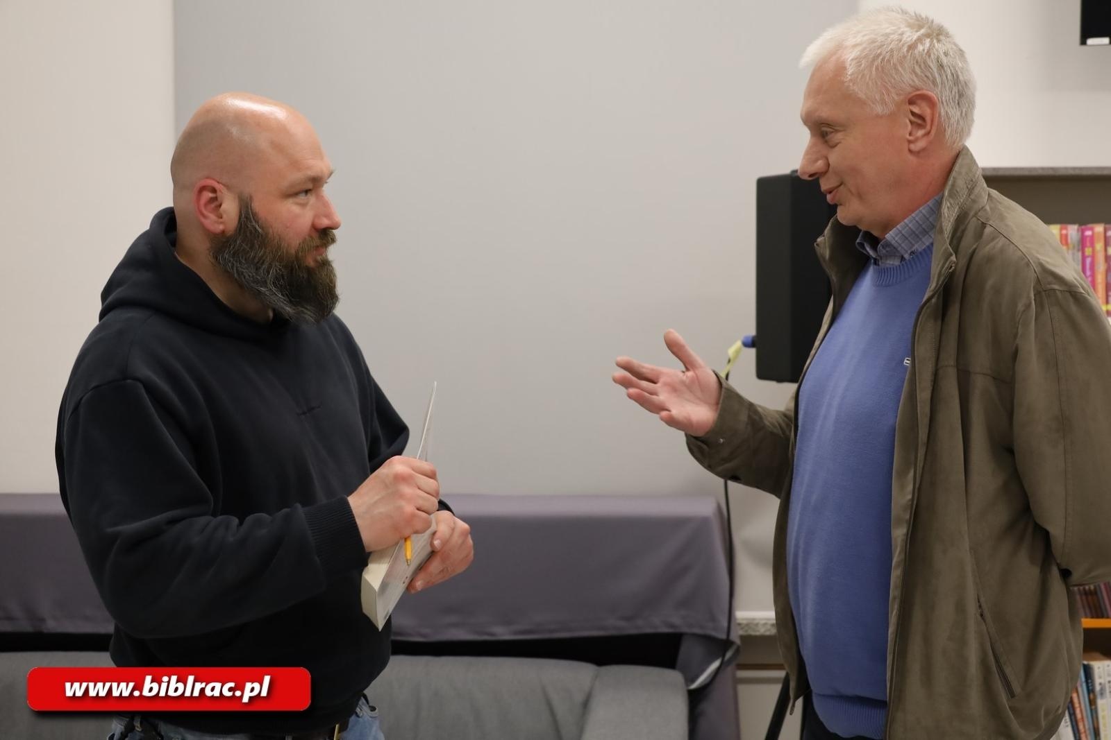 Zdjęcie w galerii na portalu naszraciborz.pl: Wojna za zamkniętymi drzwiami, czyli Zbigniew Parafianowicz w raciborskiej bibliotece wiadomości z regionu