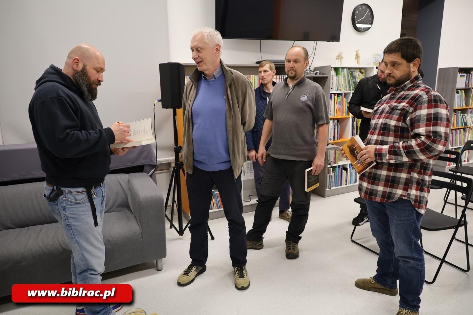 Zdjęcie w galerii na portalu naszraciborz.pl: Wojna za zamkniętymi drzwiami, czyli Zbigniew Parafianowicz w raciborskiej bibliotece wiadomości z regionu