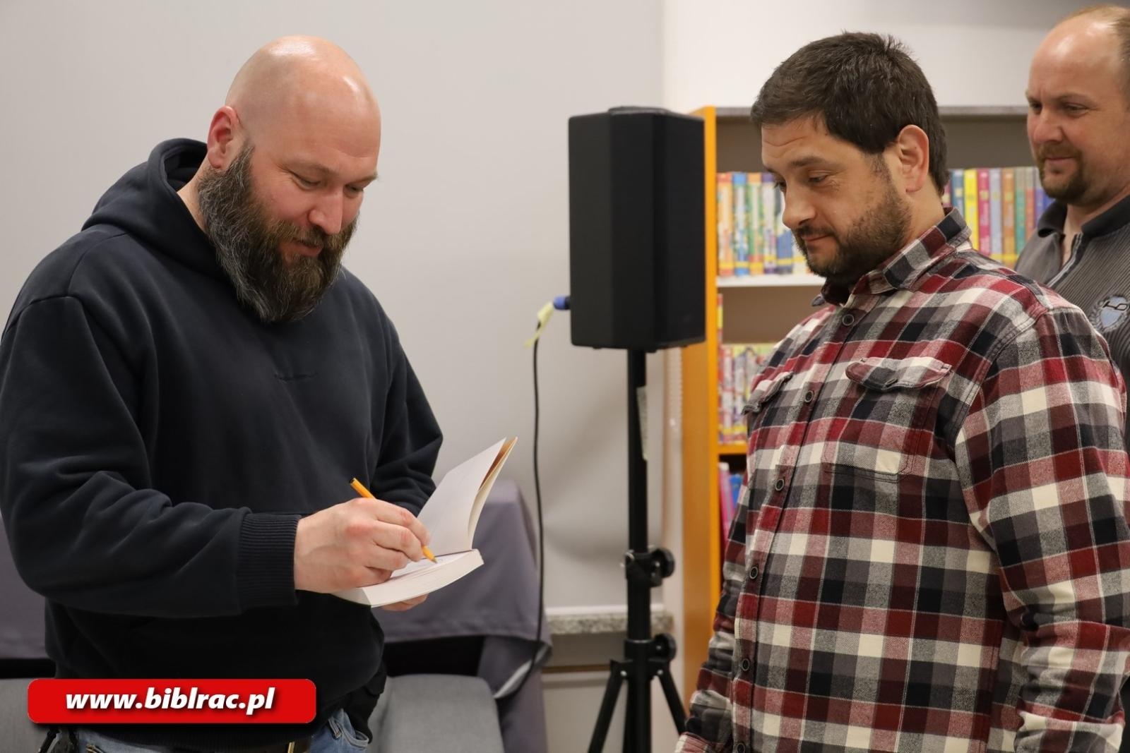 Zdjęcie w galerii na portalu naszraciborz.pl: Wojna za zamkniętymi drzwiami, czyli Zbigniew Parafianowicz w raciborskiej bibliotece wiadomości z regionu