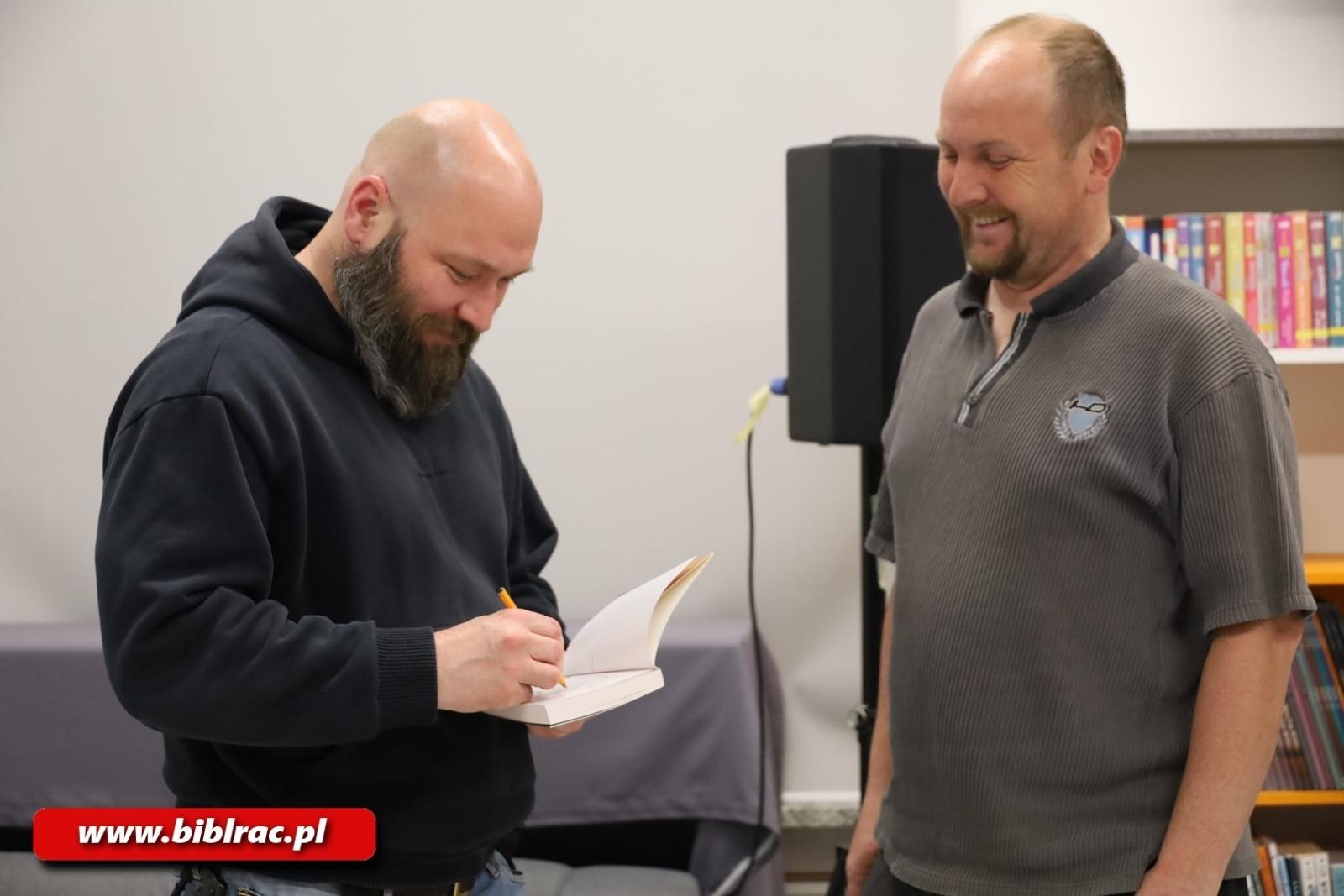 Zdjęcie w galerii na portalu naszraciborz.pl: Wojna za zamkniętymi drzwiami, czyli Zbigniew Parafianowicz w raciborskiej bibliotece wiadomości z regionu