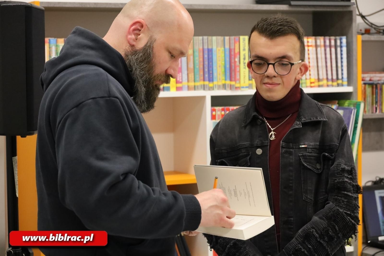 Zdjęcie w galerii na portalu naszraciborz.pl: Wojna za zamkniętymi drzwiami, czyli Zbigniew Parafianowicz w raciborskiej bibliotece wiadomości z regionu