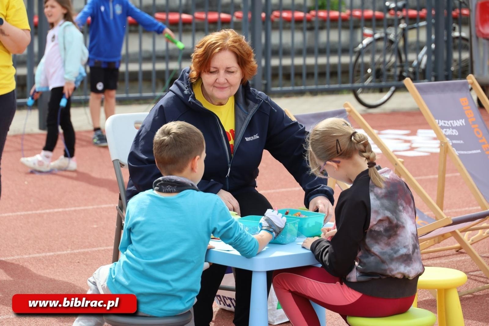 Zdjęcie w galerii na portalu naszraciborz.pl: III Bieg z Książką - czytelnicy biblioteki pobiegli dla Liwii wiadomości z regionu