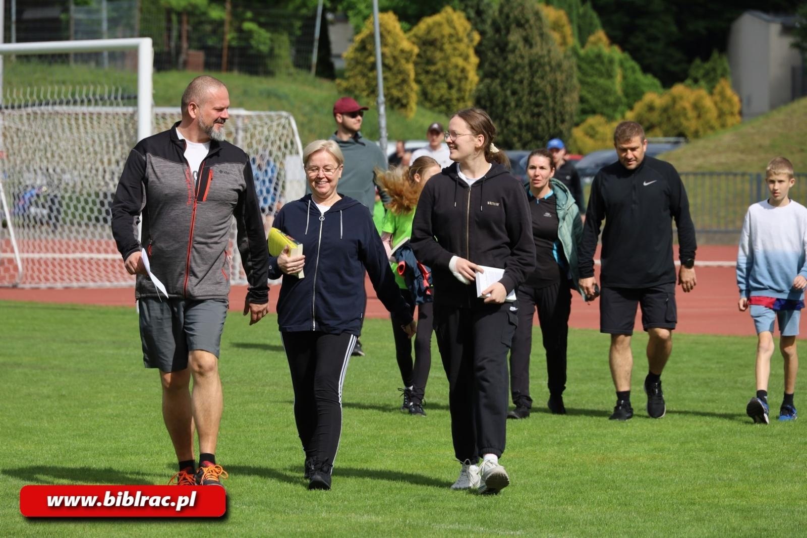 Zdjęcie w galerii na portalu naszraciborz.pl: III Bieg z Książką - czytelnicy biblioteki pobiegli dla Liwii wiadomości z regionu