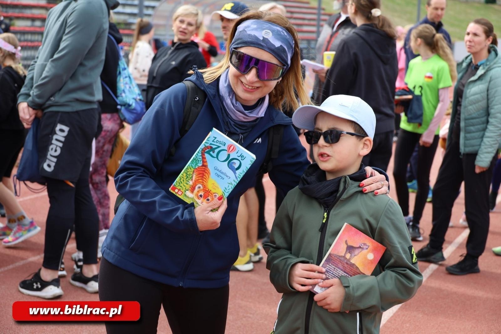 Zdjęcie w galerii na portalu naszraciborz.pl: III Bieg z Książką - czytelnicy biblioteki pobiegli dla Liwii wiadomości z regionu
