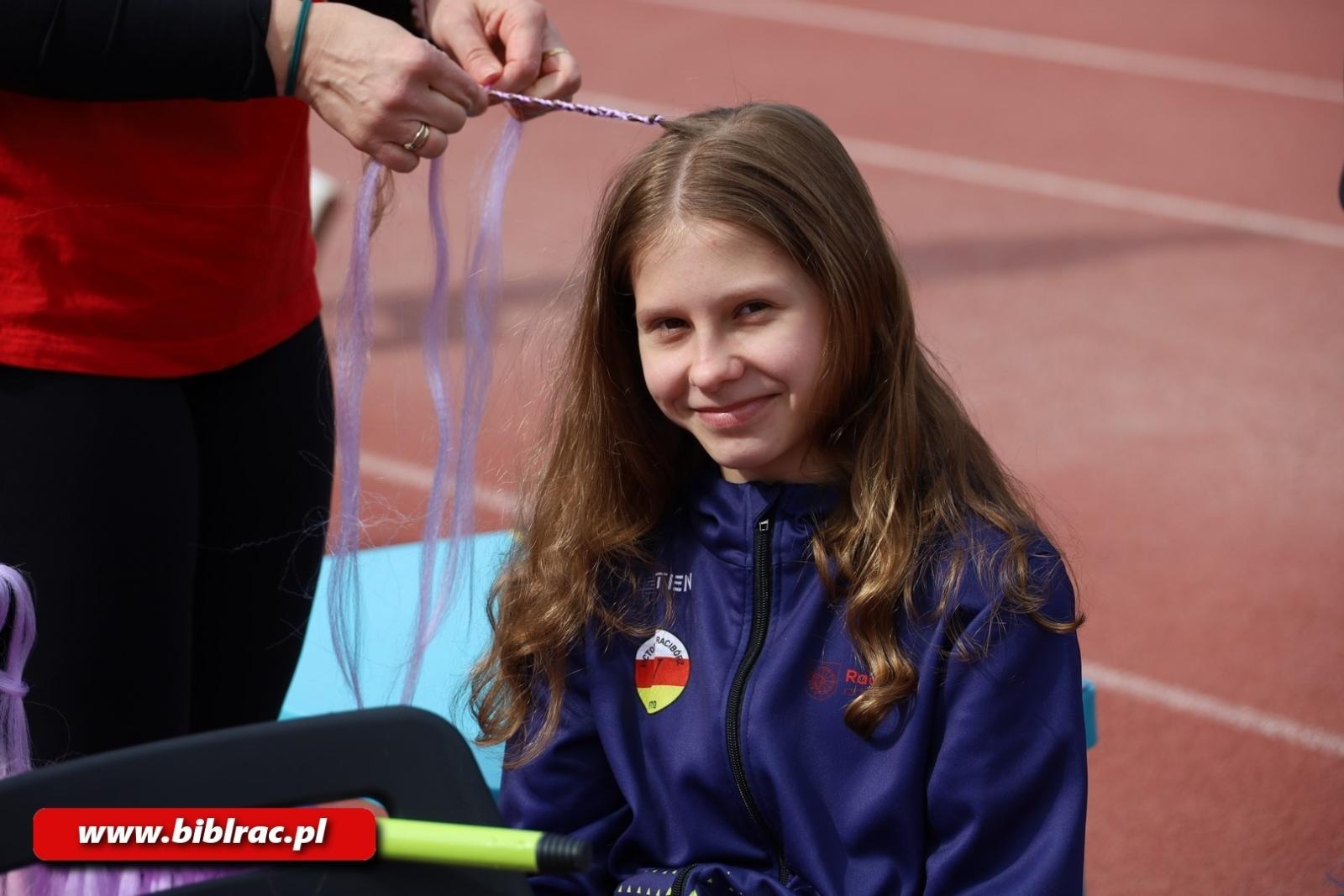 Zdjęcie w galerii na portalu naszraciborz.pl: III Bieg z Książką - czytelnicy biblioteki pobiegli dla Liwii wiadomości z regionu