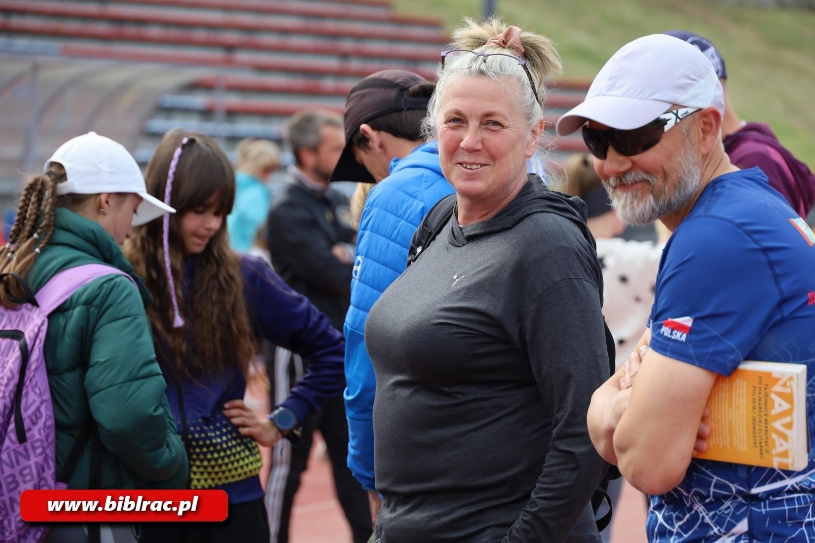 Zdjęcie w galerii na portalu naszraciborz.pl: III Bieg z Książką - czytelnicy biblioteki pobiegli dla Liwii wiadomości z regionu