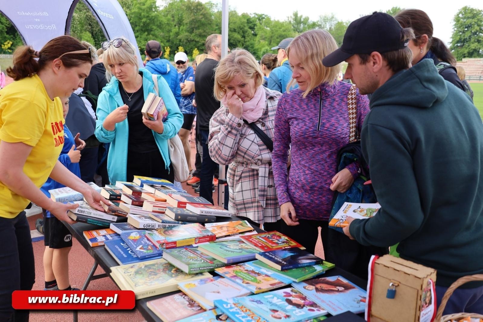 Zdjęcie w galerii na portalu naszraciborz.pl: III Bieg z Książką - czytelnicy biblioteki pobiegli dla Liwii wiadomości z regionu