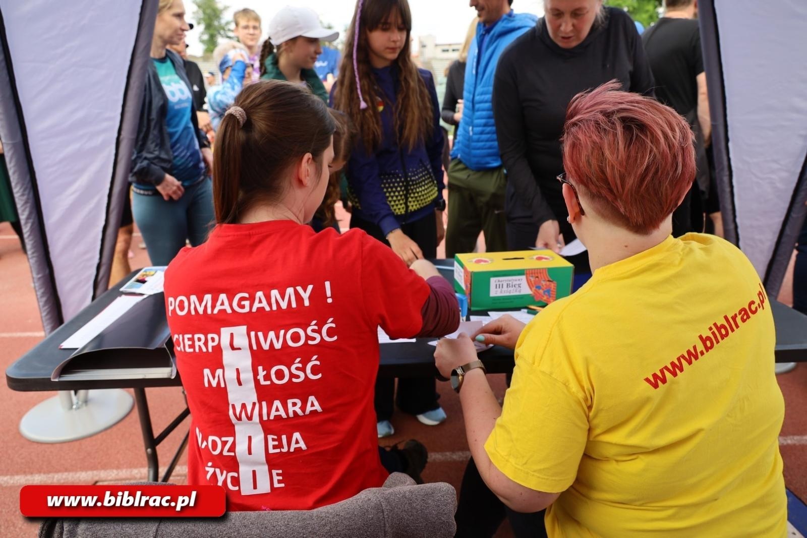 Zdjęcie w galerii na portalu naszraciborz.pl: III Bieg z Książką - czytelnicy biblioteki pobiegli dla Liwii wiadomości z regionu