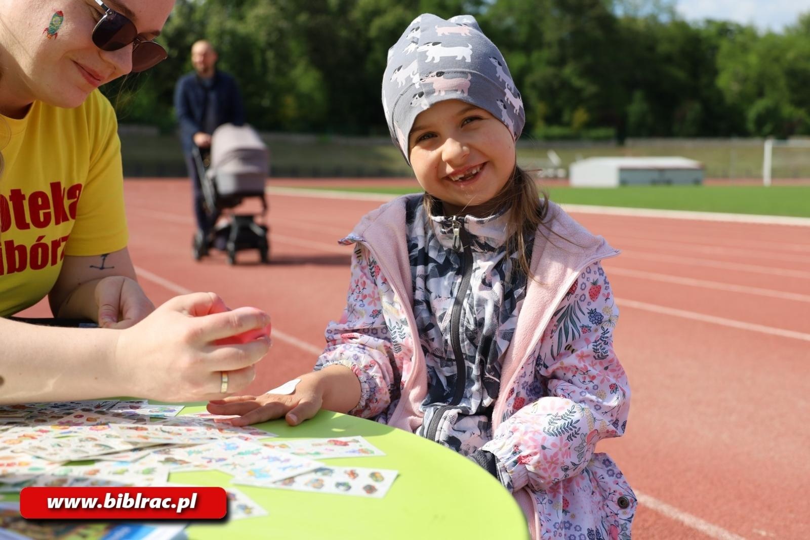 Zdjęcie w galerii na portalu naszraciborz.pl: III Bieg z Książką - czytelnicy biblioteki pobiegli dla Liwii wiadomości z regionu