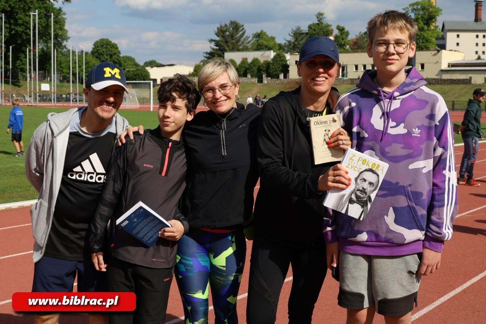 Zdjęcie w galerii na portalu naszraciborz.pl: III Bieg z Książką - czytelnicy biblioteki pobiegli dla Liwii wiadomości z regionu