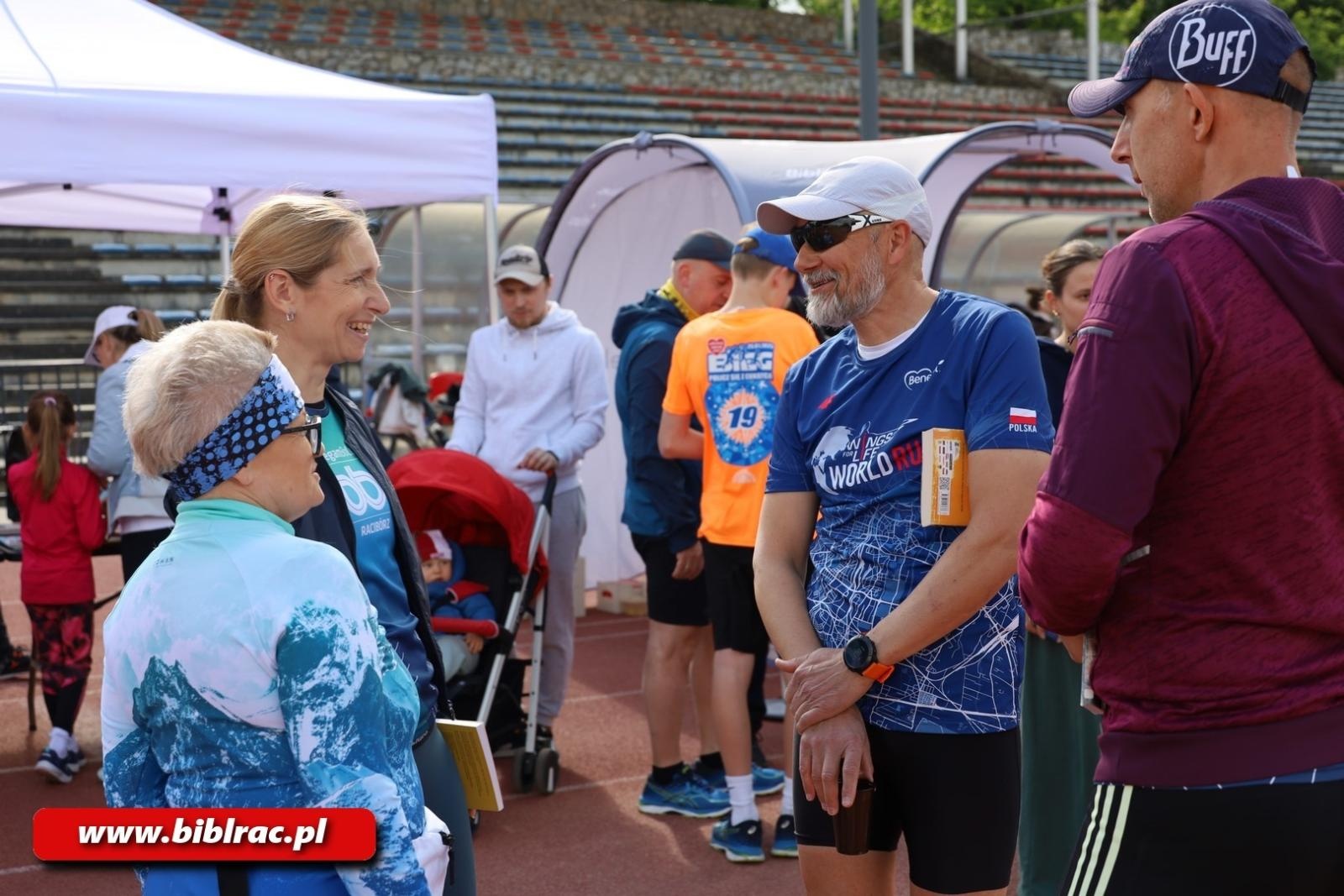 Zdjęcie w galerii na portalu naszraciborz.pl: III Bieg z Książką - czytelnicy biblioteki pobiegli dla Liwii wiadomości z regionu