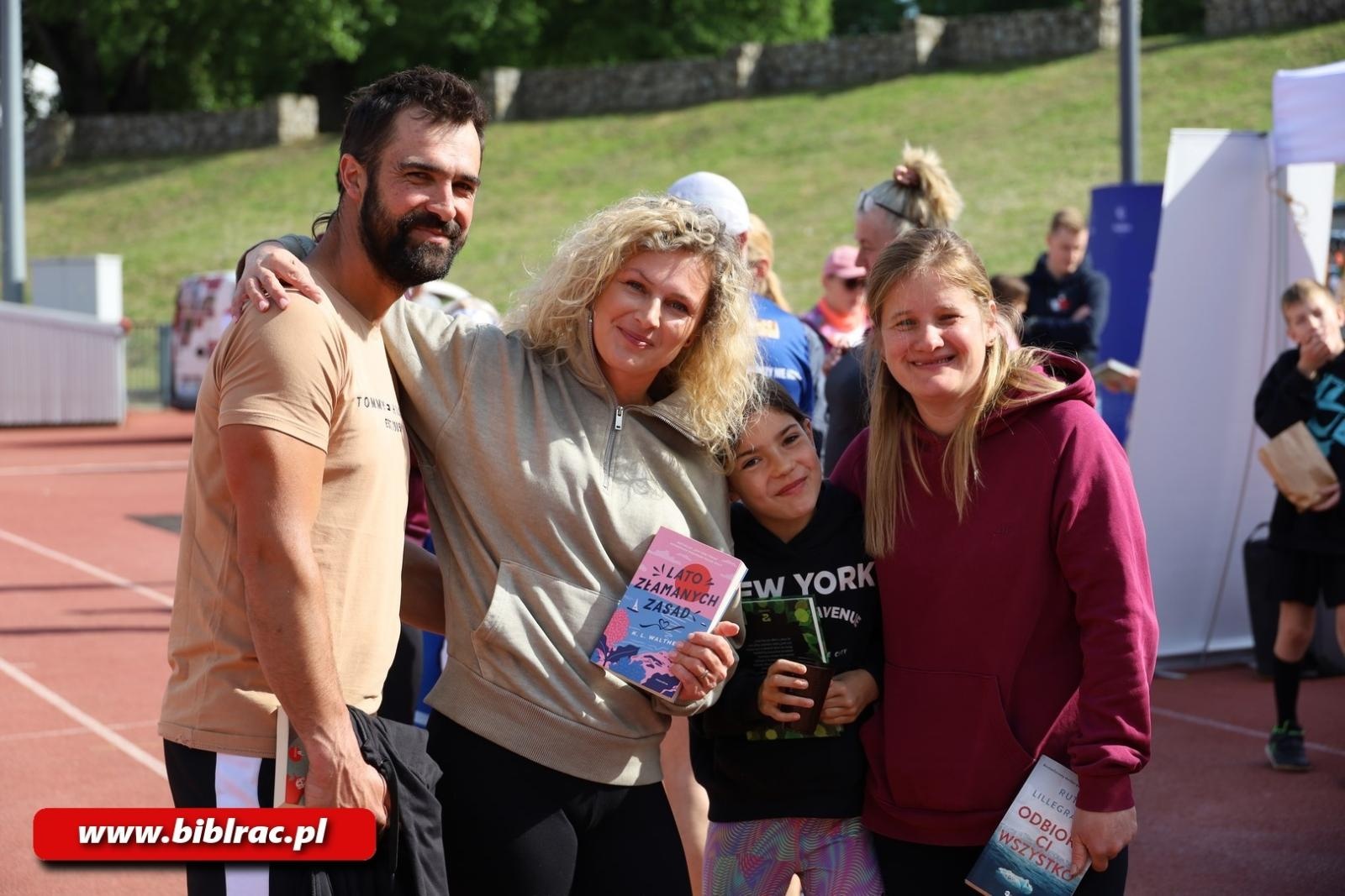 Zdjęcie w galerii na portalu naszraciborz.pl: III Bieg z Książką - czytelnicy biblioteki pobiegli dla Liwii wiadomości z regionu