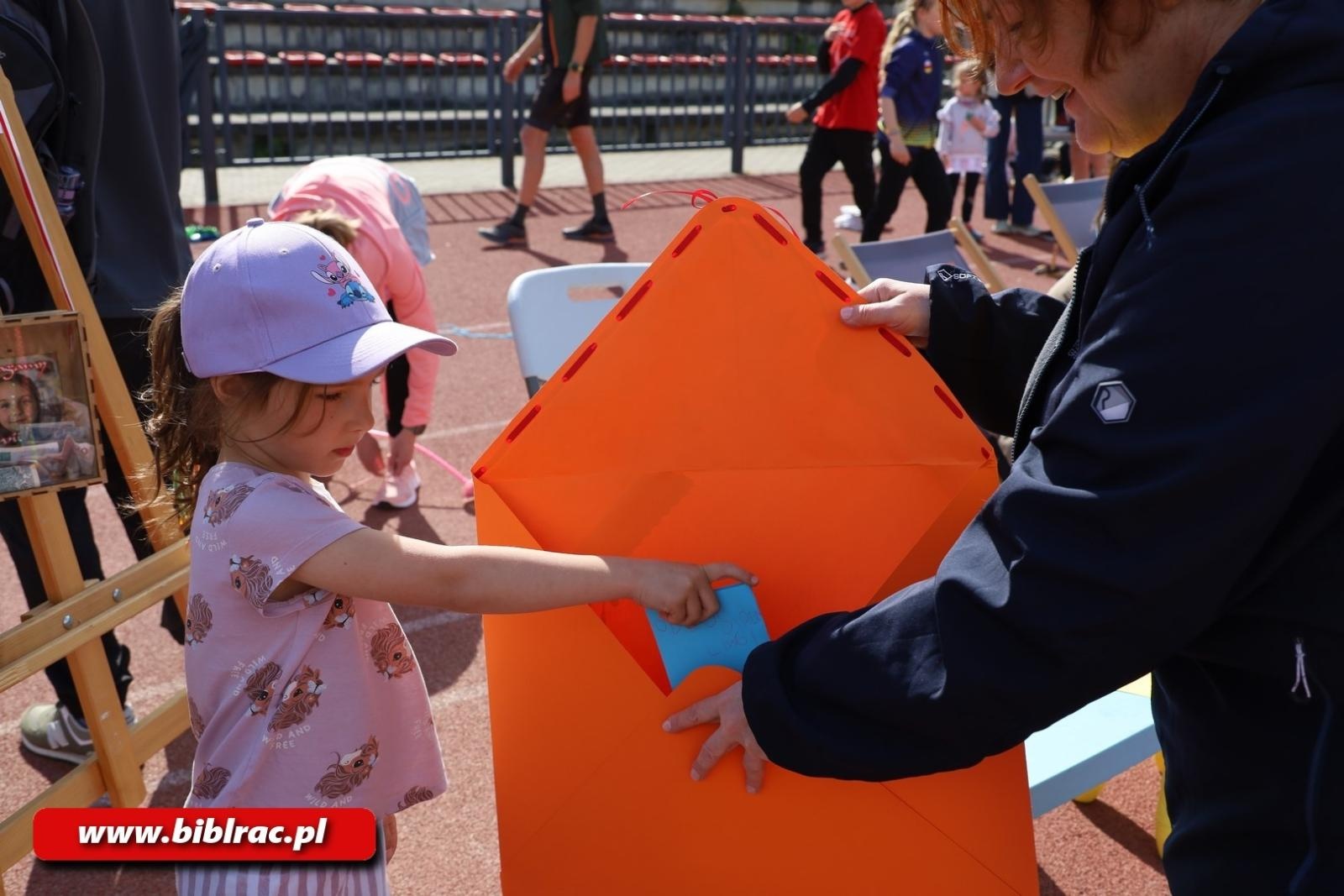 Zdjęcie w galerii na portalu naszraciborz.pl: III Bieg z Książką - czytelnicy biblioteki pobiegli dla Liwii wiadomości z regionu