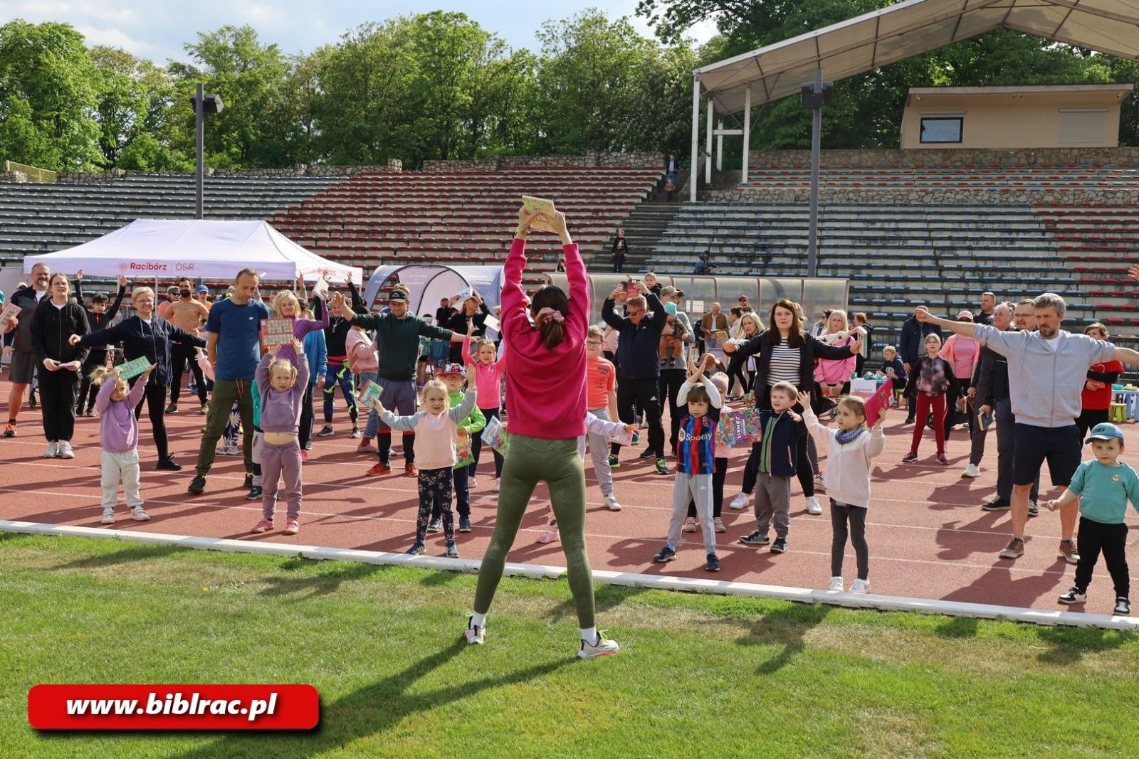 Zdjęcie w galerii na portalu naszraciborz.pl: III Bieg z Książką - czytelnicy biblioteki pobiegli dla Liwii wiadomości z regionu
