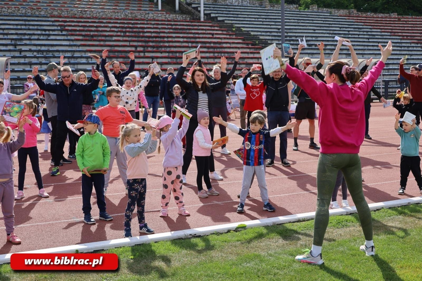 Zdjęcie w galerii na portalu naszraciborz.pl: III Bieg z Książką - czytelnicy biblioteki pobiegli dla Liwii wiadomości z regionu