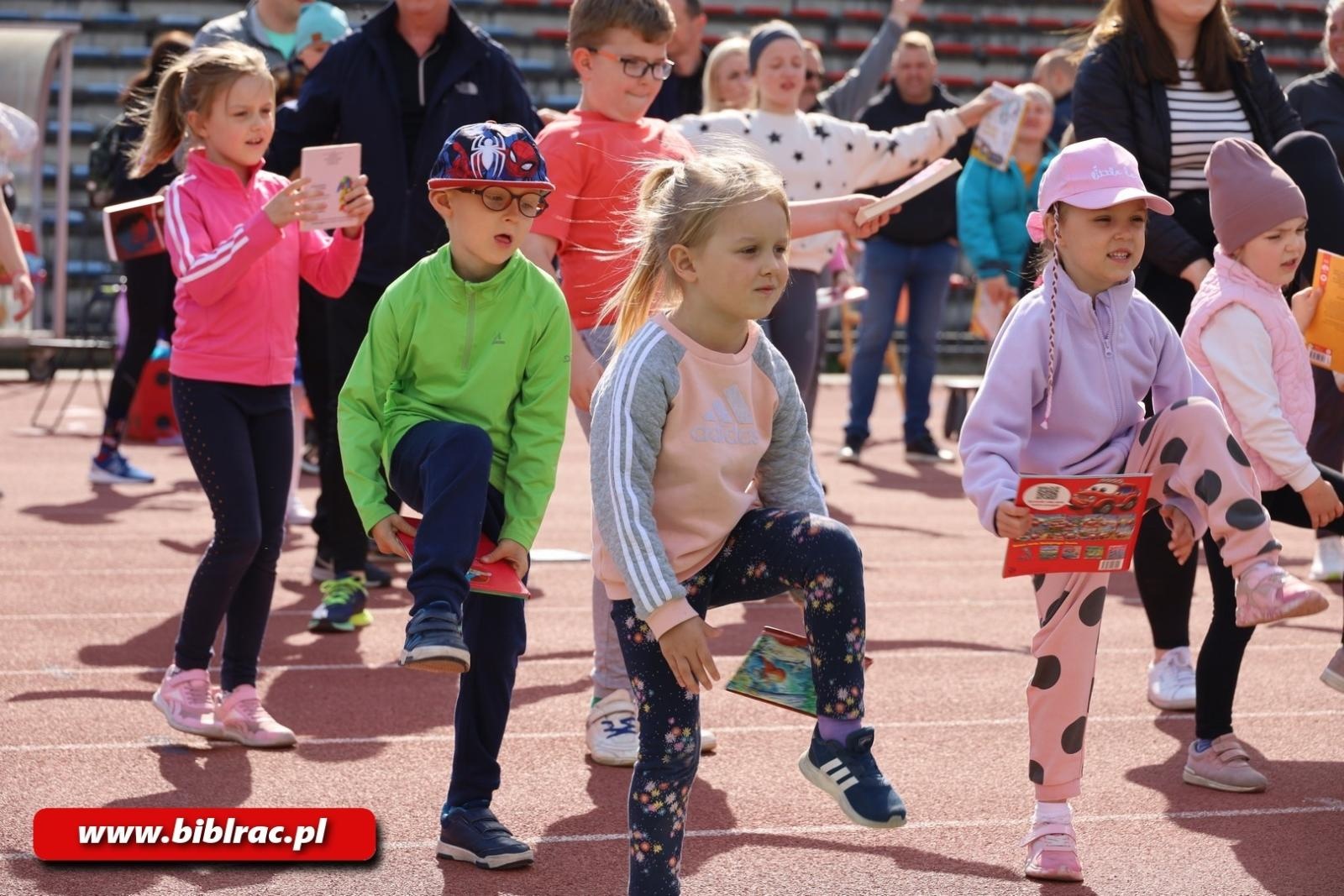 Zdjęcie w galerii na portalu naszraciborz.pl: III Bieg z Książką - czytelnicy biblioteki pobiegli dla Liwii wiadomości z regionu