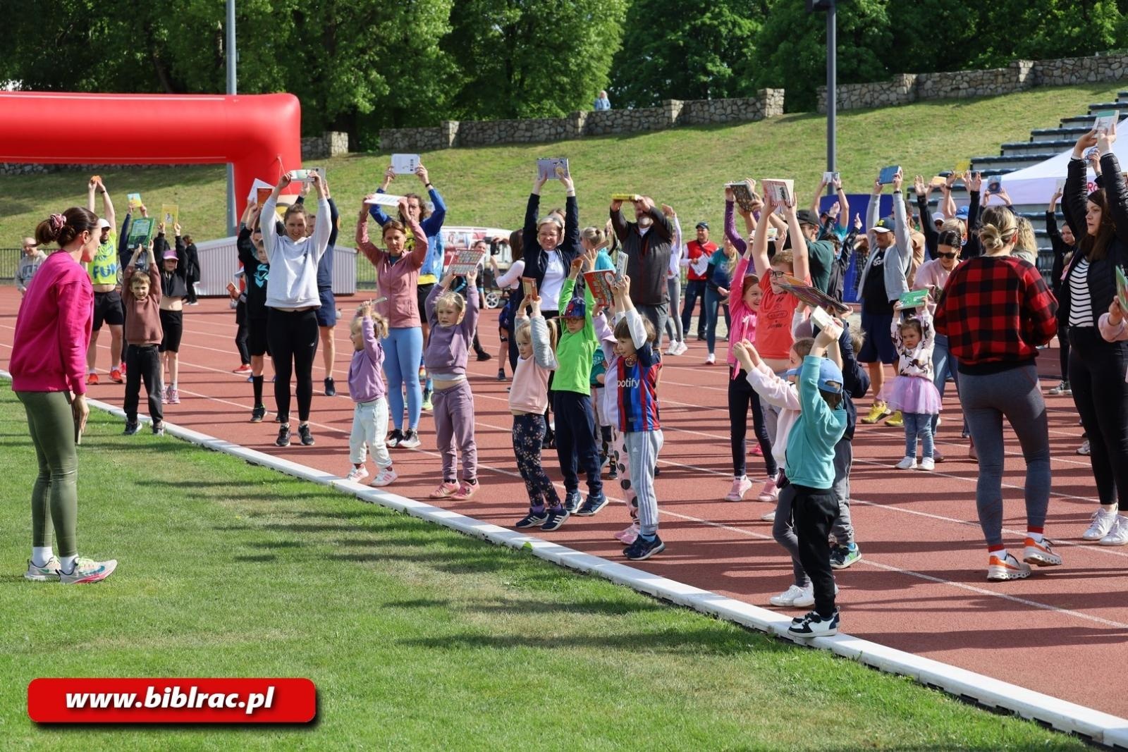 Zdjęcie w galerii na portalu naszraciborz.pl: III Bieg z Książką - czytelnicy biblioteki pobiegli dla Liwii wiadomości z regionu