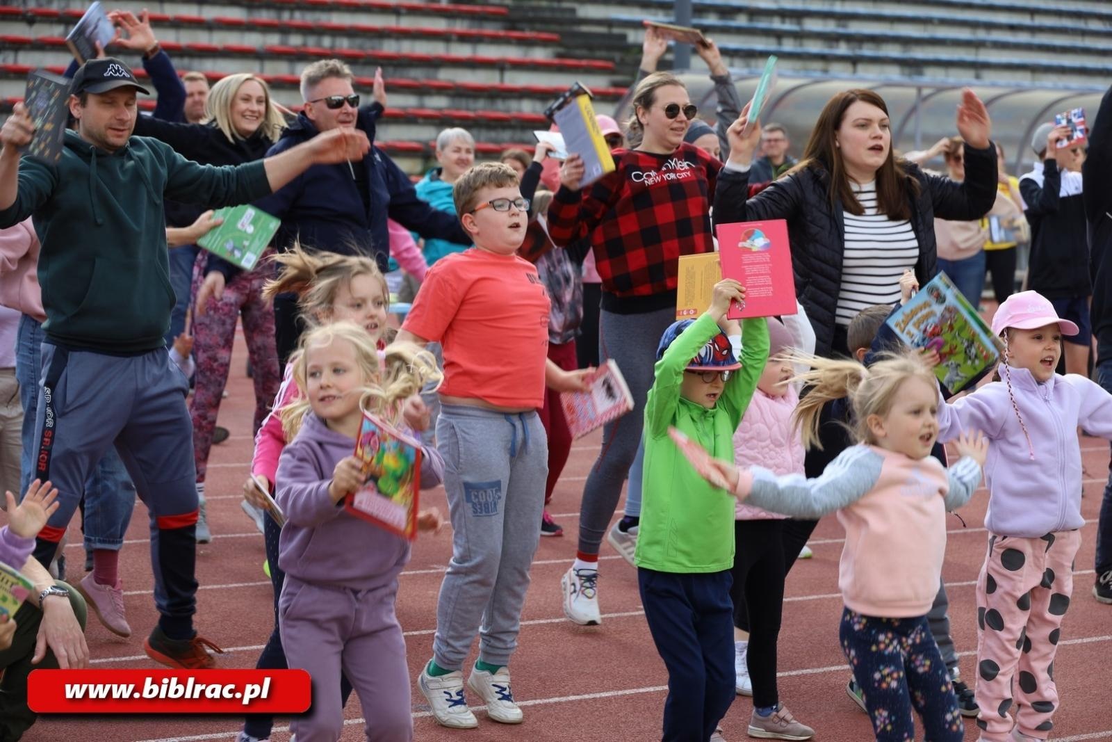 Zdjęcie w galerii na portalu naszraciborz.pl: III Bieg z Książką - czytelnicy biblioteki pobiegli dla Liwii wiadomości z regionu