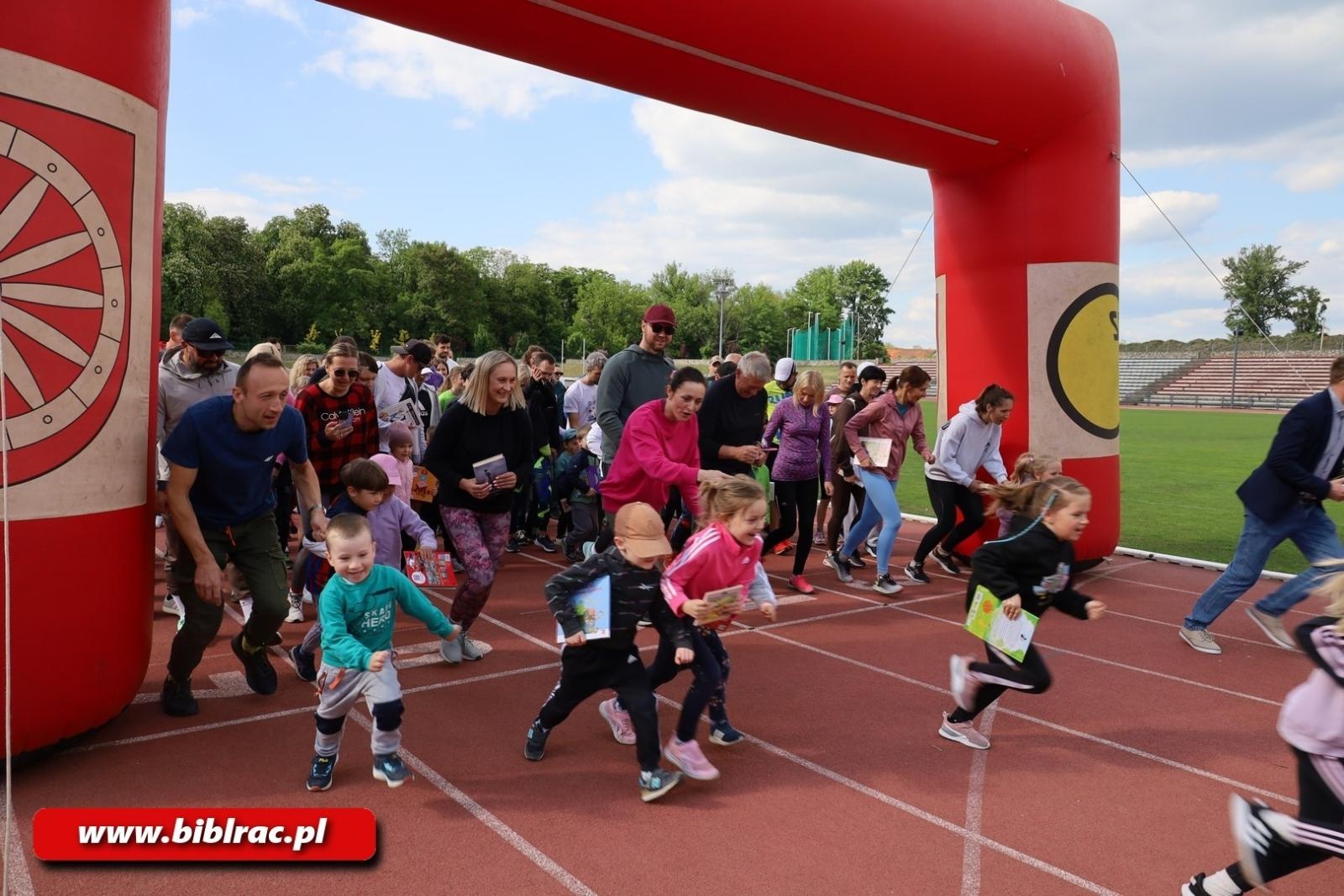 Zdjęcie w galerii na portalu naszraciborz.pl: III Bieg z Książką - czytelnicy biblioteki pobiegli dla Liwii wiadomości z regionu