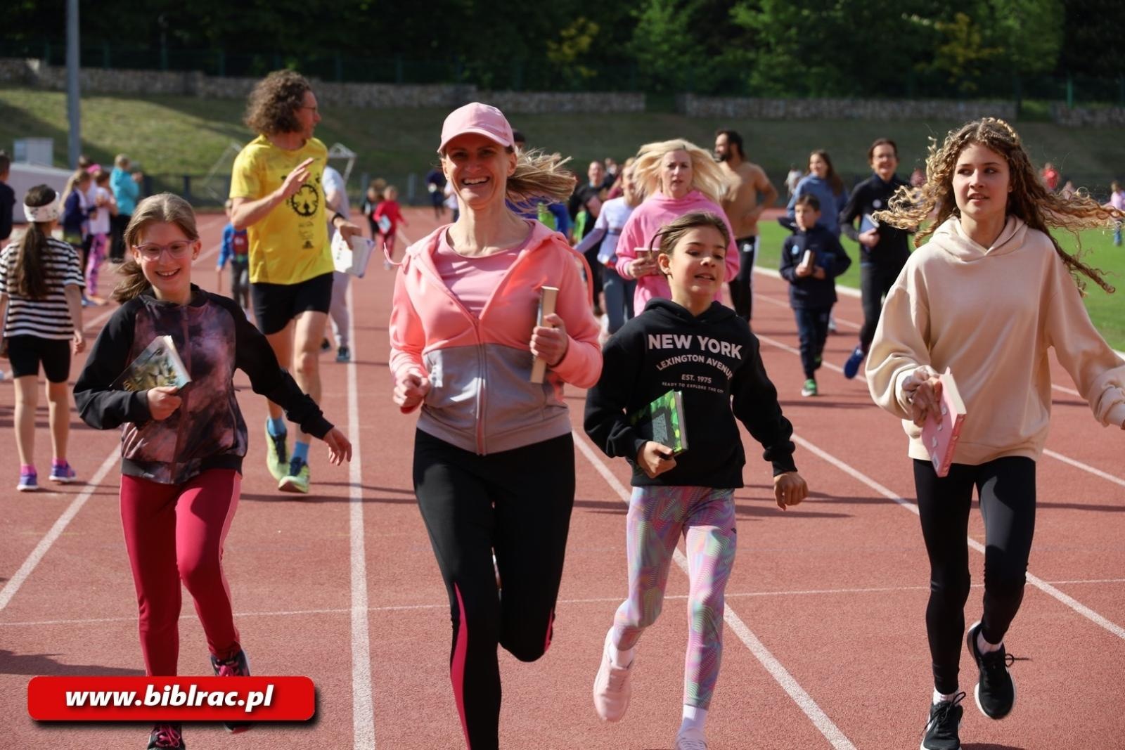 Zdjęcie w galerii na portalu naszraciborz.pl: III Bieg z Książką - czytelnicy biblioteki pobiegli dla Liwii wiadomości z regionu