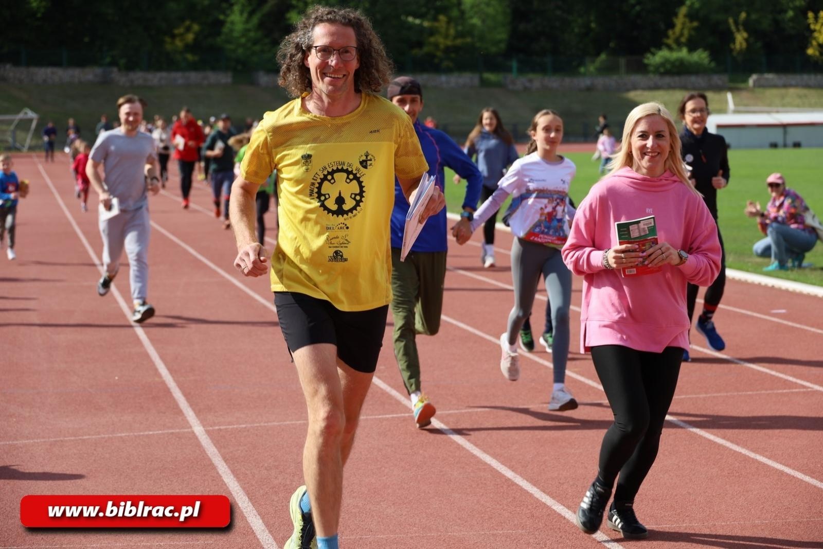 Zdjęcie w galerii na portalu naszraciborz.pl: III Bieg z Książką - czytelnicy biblioteki pobiegli dla Liwii wiadomości z regionu
