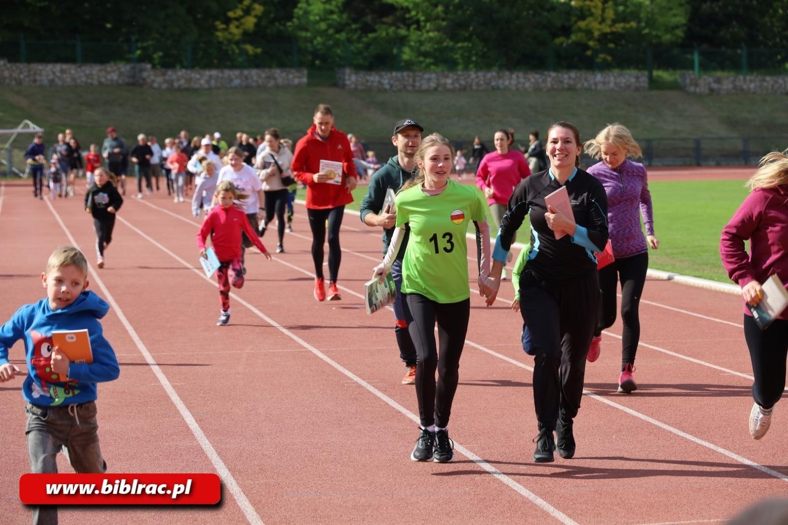 Zdjęcie w galerii na portalu naszraciborz.pl: III Bieg z Książką - czytelnicy biblioteki pobiegli dla Liwii wiadomości z regionu