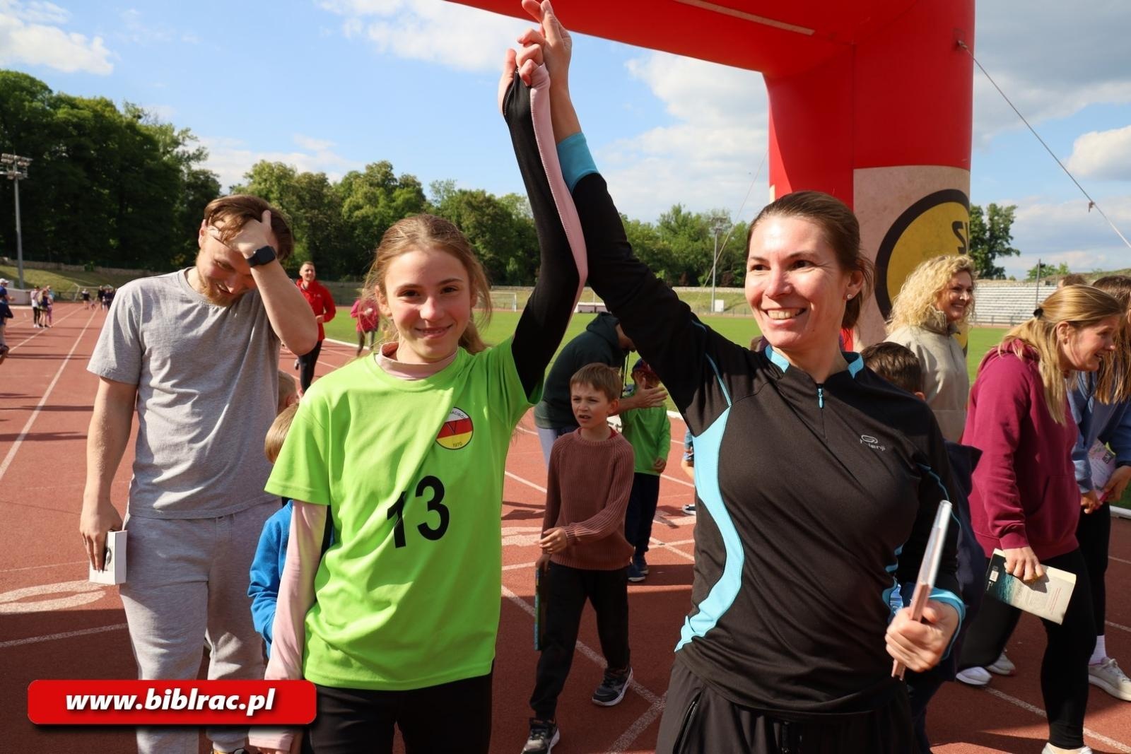 Zdjęcie w galerii na portalu naszraciborz.pl: III Bieg z Książką - czytelnicy biblioteki pobiegli dla Liwii wiadomości z regionu