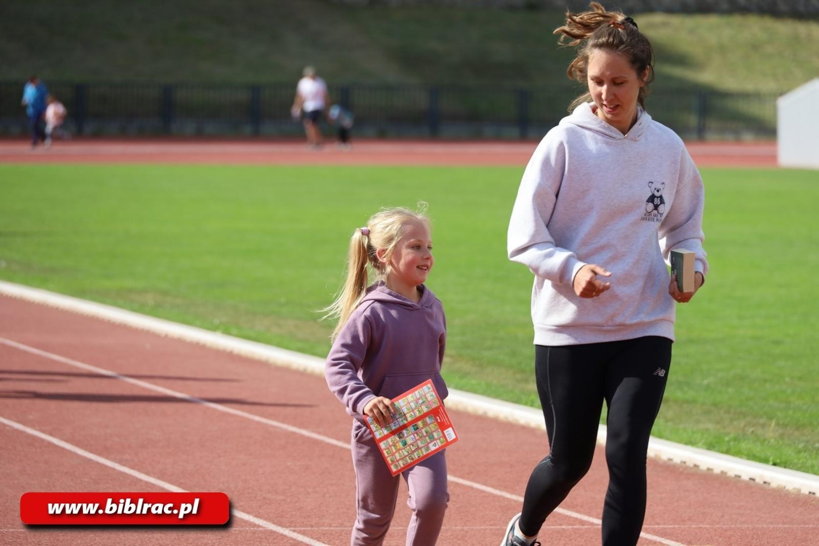 Zdjęcie w galerii na portalu naszraciborz.pl: III Bieg z Książką - czytelnicy biblioteki pobiegli dla Liwii wiadomości z regionu
