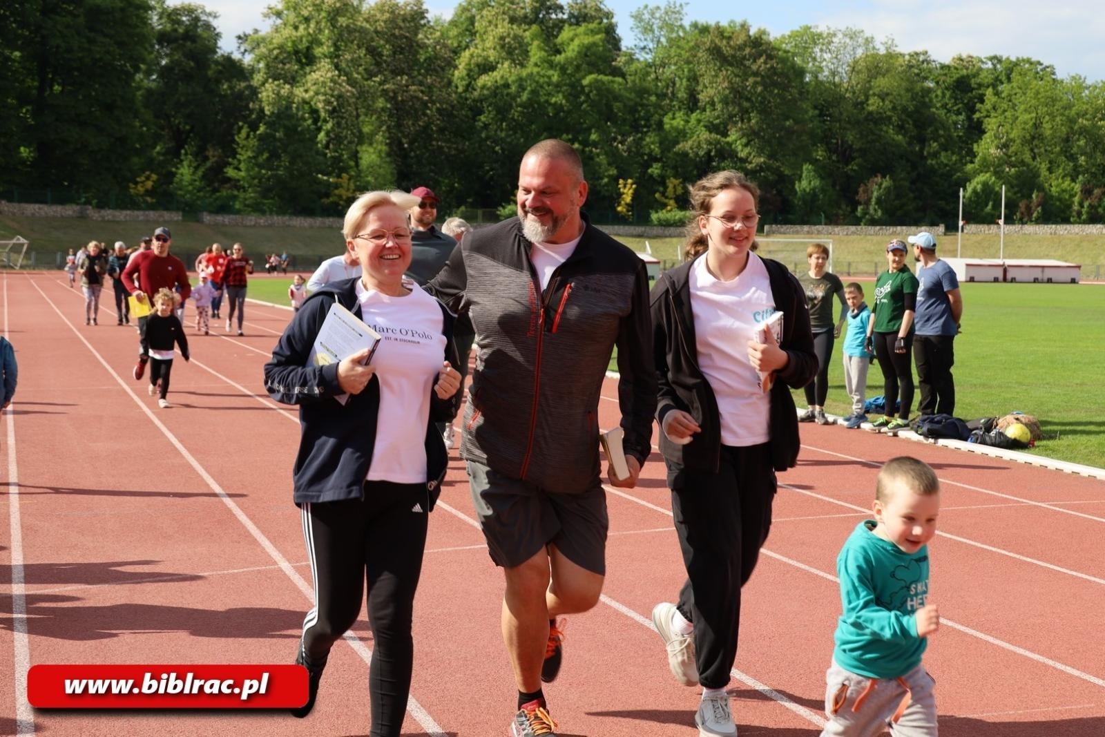 Zdjęcie w galerii na portalu naszraciborz.pl: III Bieg z Książką - czytelnicy biblioteki pobiegli dla Liwii wiadomości z regionu