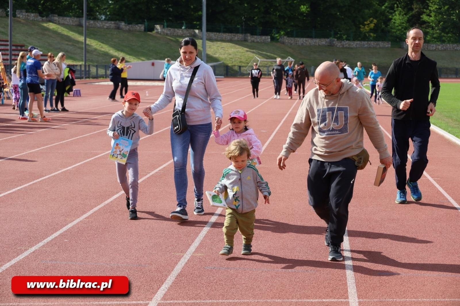 Zdjęcie w galerii na portalu naszraciborz.pl: III Bieg z Książką - czytelnicy biblioteki pobiegli dla Liwii wiadomości z regionu