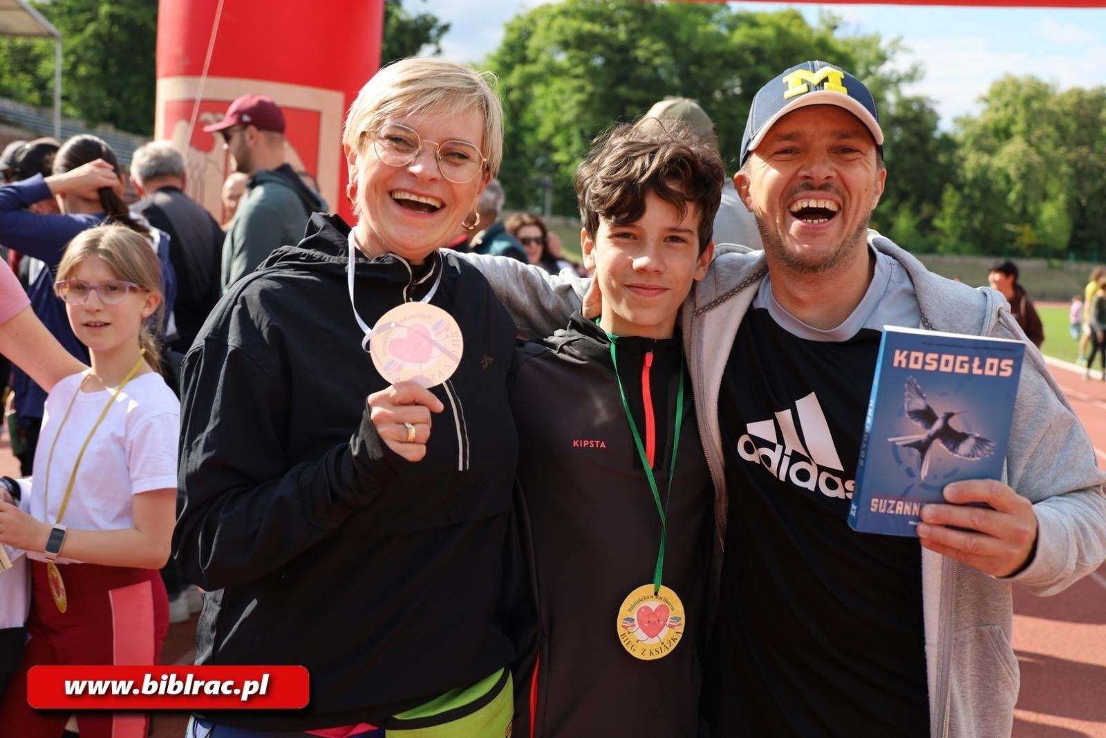 Zdjęcie w galerii na portalu naszraciborz.pl: III Bieg z Książką - czytelnicy biblioteki pobiegli dla Liwii wiadomości z regionu