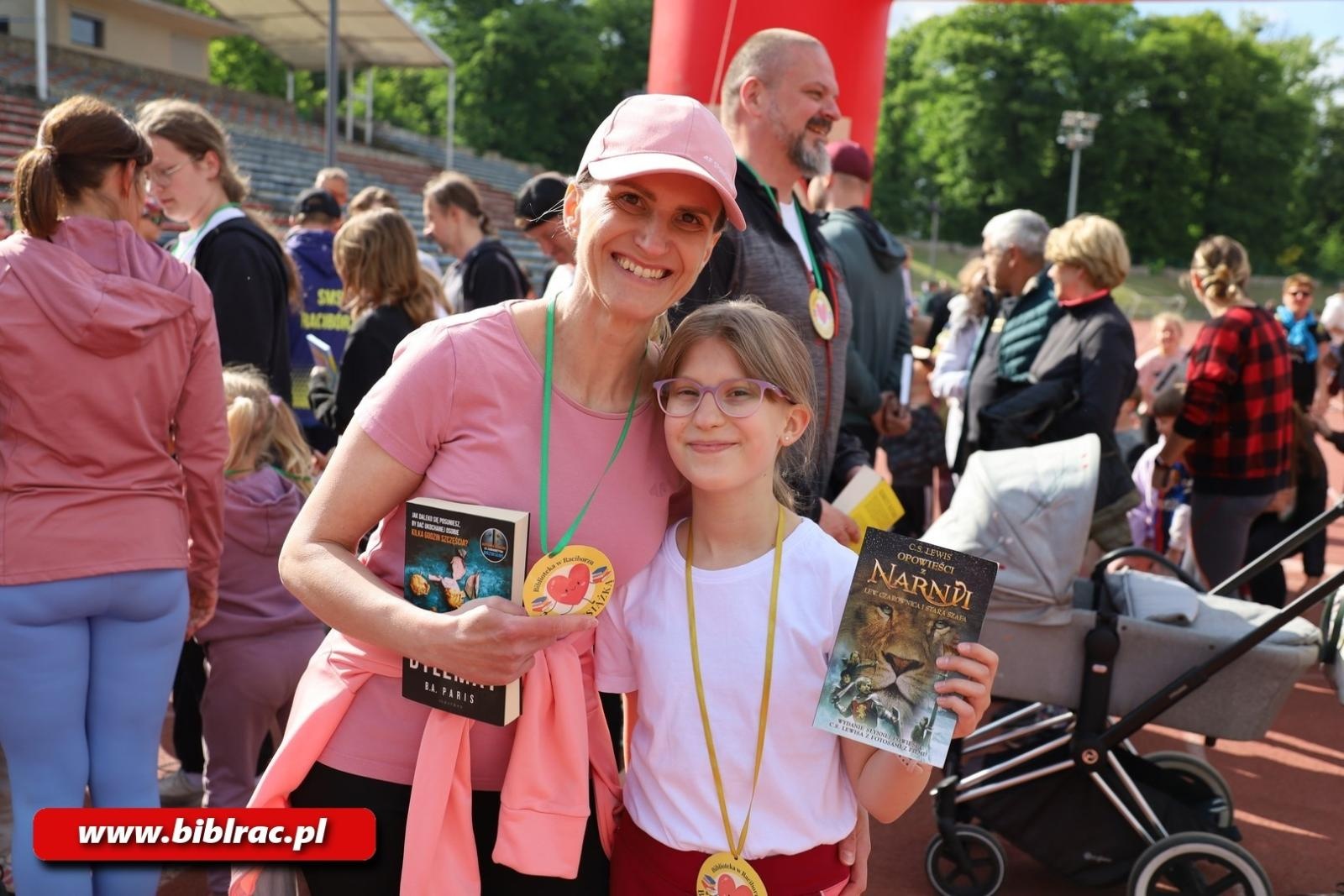 Zdjęcie w galerii na portalu naszraciborz.pl: III Bieg z Książką - czytelnicy biblioteki pobiegli dla Liwii wiadomości z regionu