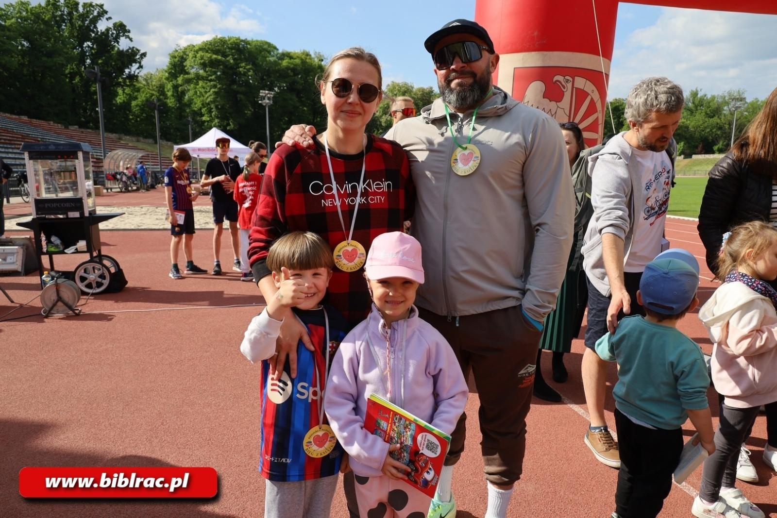 Zdjęcie w galerii na portalu naszraciborz.pl: III Bieg z Książką - czytelnicy biblioteki pobiegli dla Liwii wiadomości z regionu