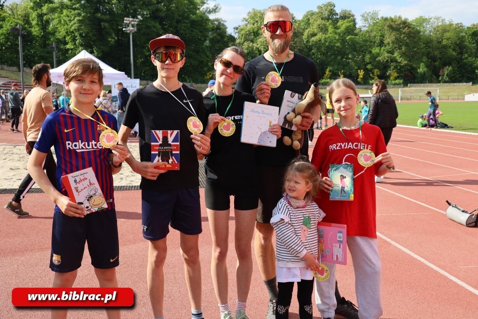Zdjęcie w galerii na portalu naszraciborz.pl: III Bieg z Książką - czytelnicy biblioteki pobiegli dla Liwii wiadomości z regionu