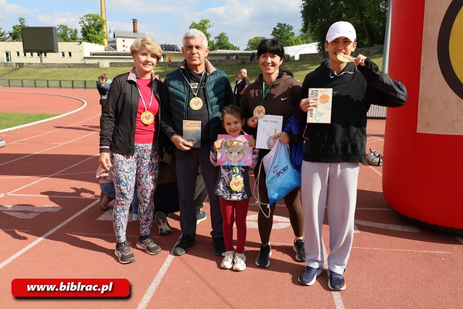 Zdjęcie w galerii na portalu naszraciborz.pl: III Bieg z Książką - czytelnicy biblioteki pobiegli dla Liwii wiadomości z regionu