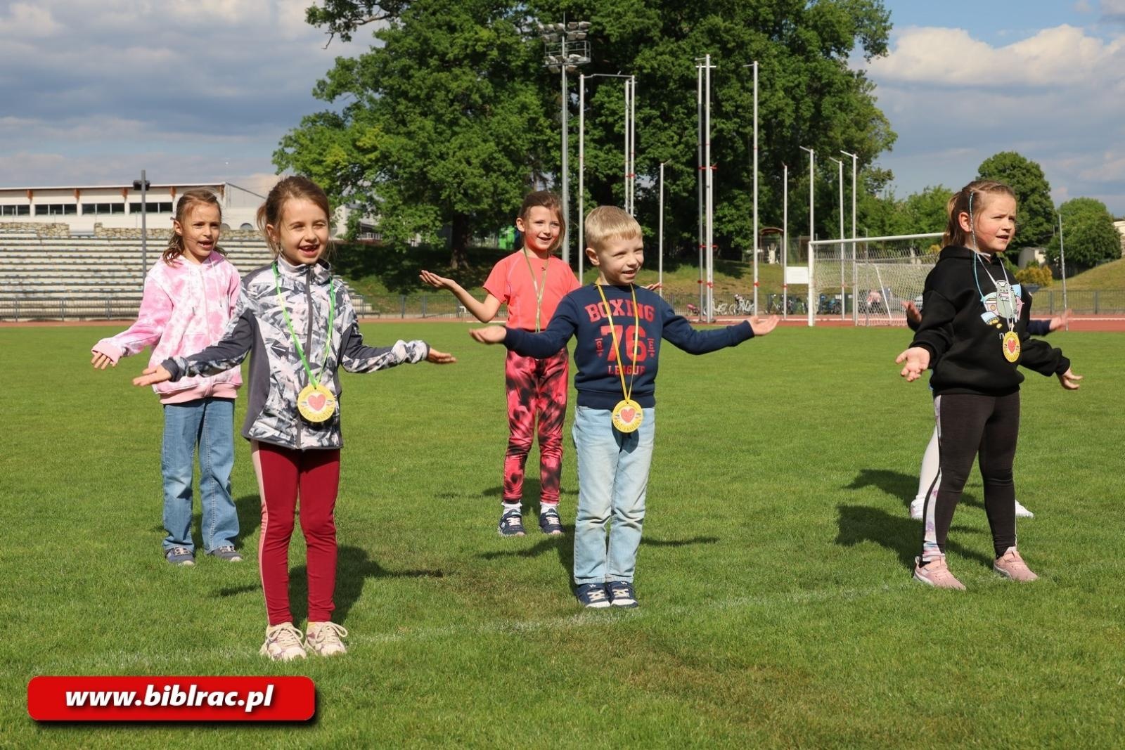 Zdjęcie w galerii na portalu naszraciborz.pl: III Bieg z Książką - czytelnicy biblioteki pobiegli dla Liwii wiadomości z regionu
