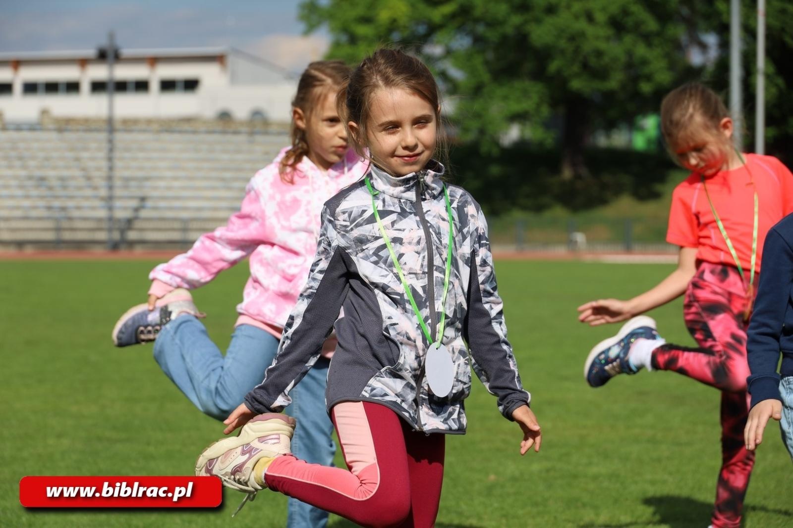 Zdjęcie w galerii na portalu naszraciborz.pl: III Bieg z Książką - czytelnicy biblioteki pobiegli dla Liwii wiadomości z regionu