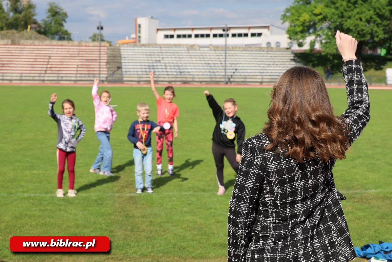 Zdjęcie w galerii na portalu naszraciborz.pl: III Bieg z Książką - czytelnicy biblioteki pobiegli dla Liwii wiadomości z regionu