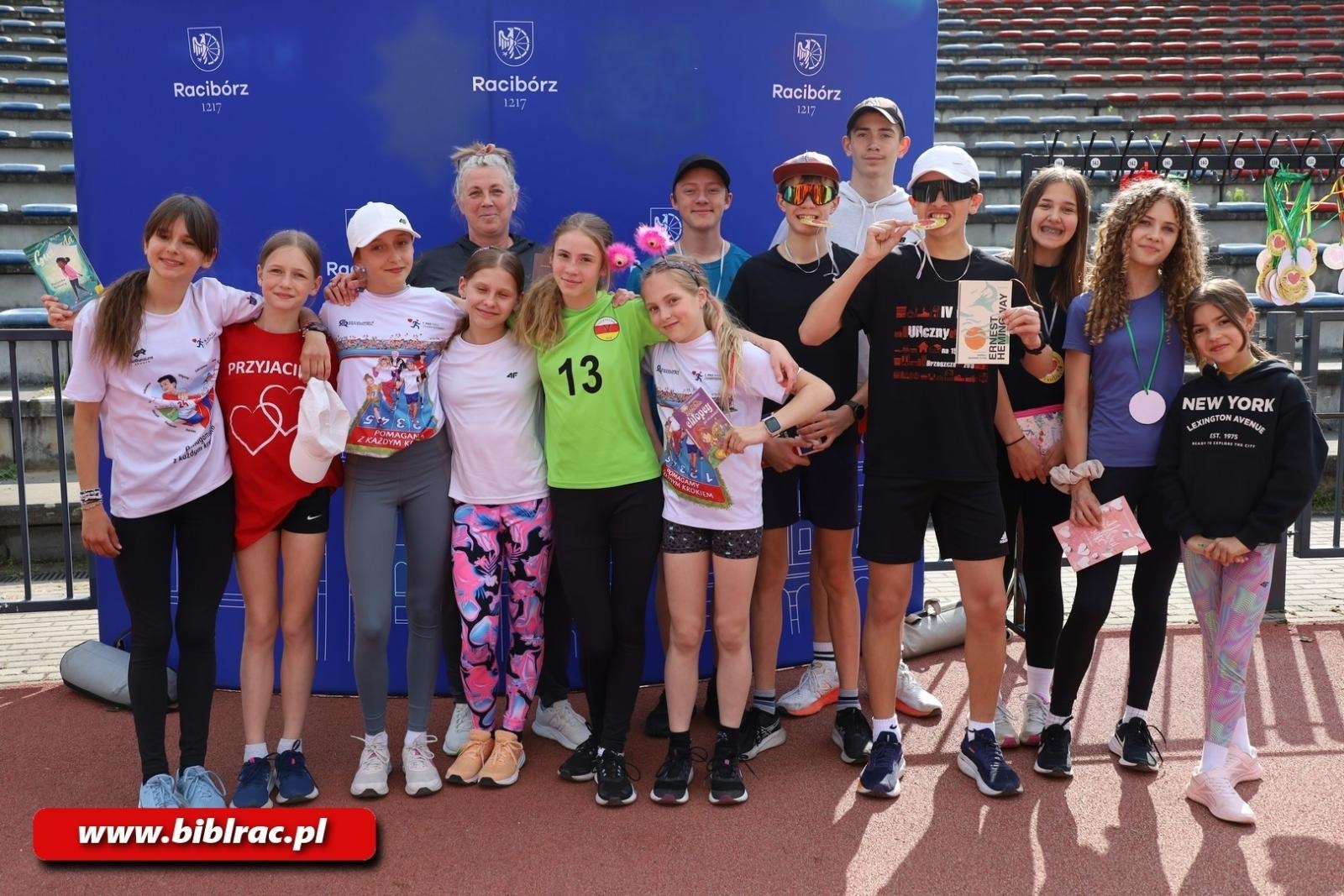 Zdjęcie w galerii na portalu naszraciborz.pl: III Bieg z Książką - czytelnicy biblioteki pobiegli dla Liwii wiadomości z regionu