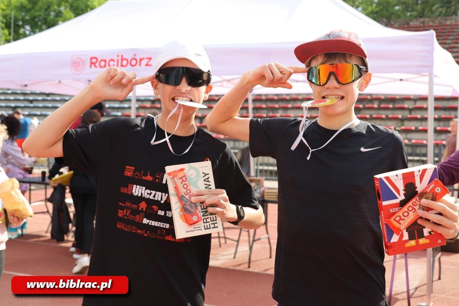 Zdjęcie w galerii na portalu naszraciborz.pl: III Bieg z Książką - czytelnicy biblioteki pobiegli dla Liwii wiadomości z regionu