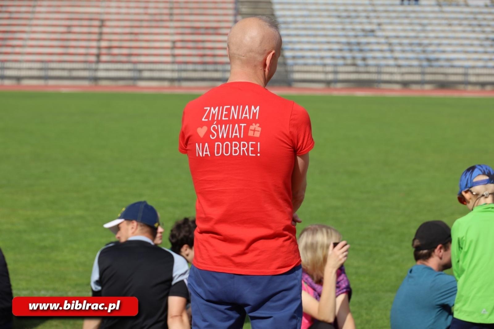 Zdjęcie w galerii na portalu naszraciborz.pl: III Bieg z Książką - czytelnicy biblioteki pobiegli dla Liwii wiadomości z regionu