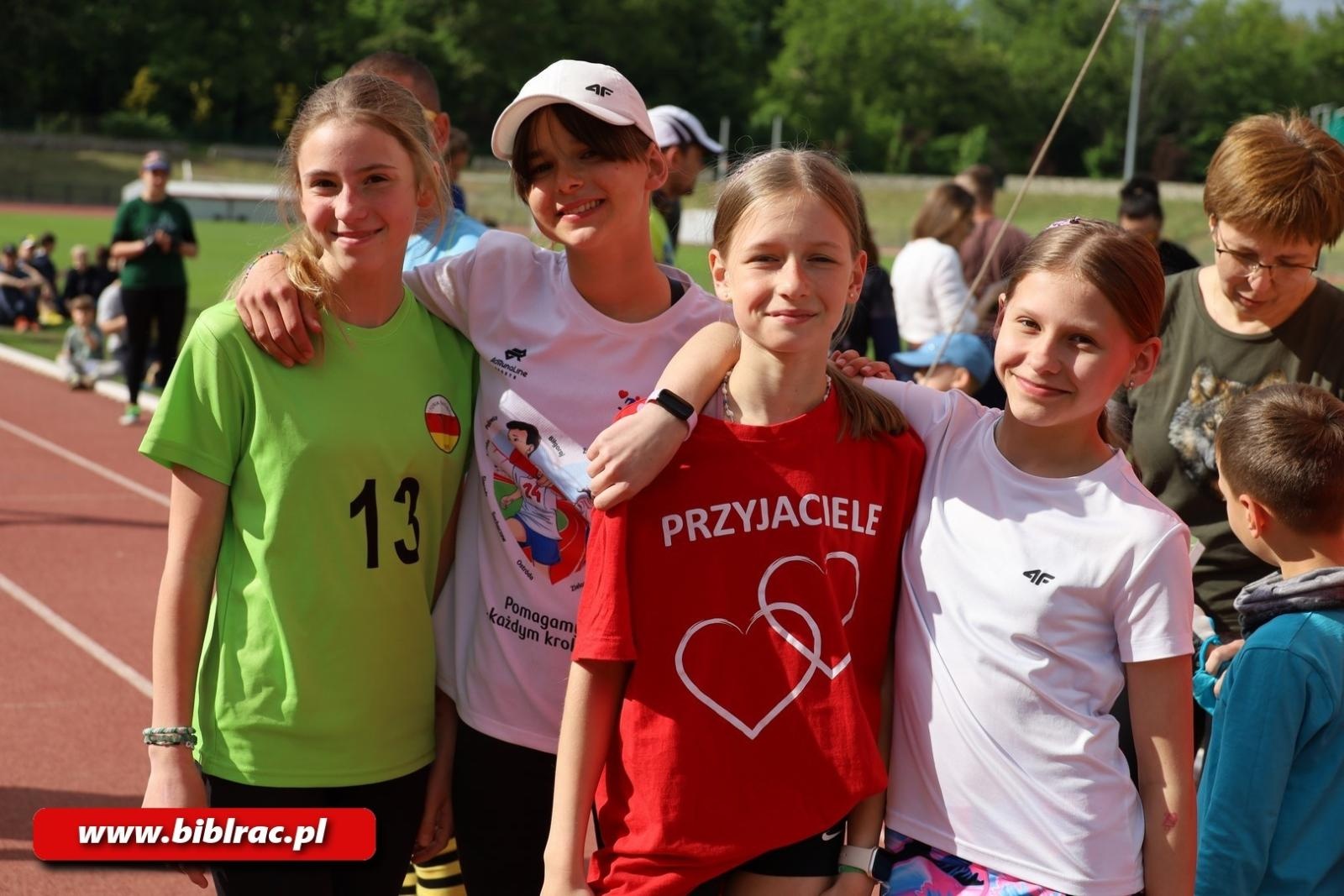 Zdjęcie w galerii na portalu naszraciborz.pl: III Bieg z Książką - czytelnicy biblioteki pobiegli dla Liwii wiadomości z regionu
