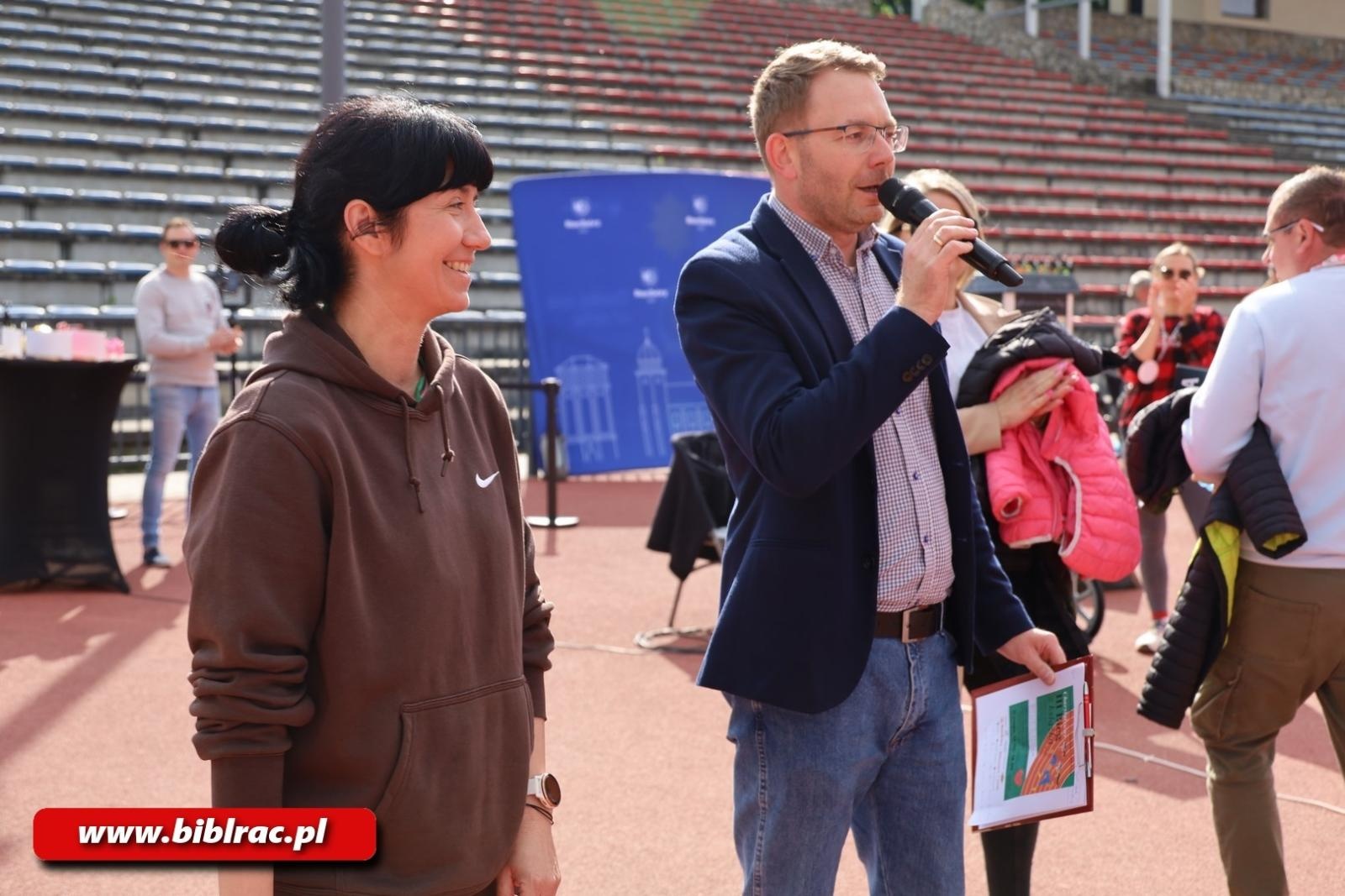 Zdjęcie w galerii na portalu naszraciborz.pl: III Bieg z Książką - czytelnicy biblioteki pobiegli dla Liwii wiadomości z regionu